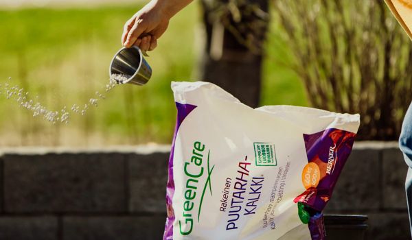 Puutarhakalkin levittäminen